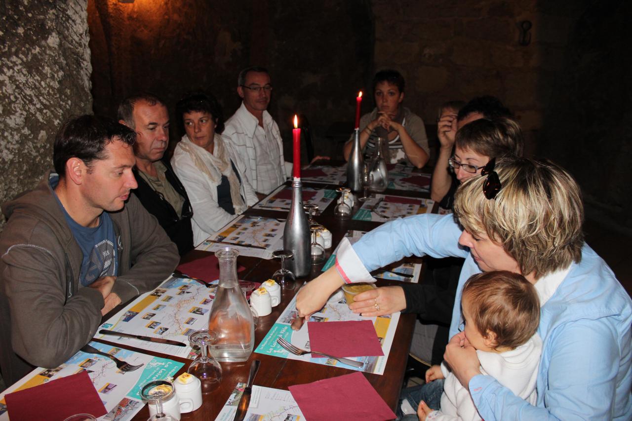 Un moment convivial dans un restaurant troglodyte (2012)