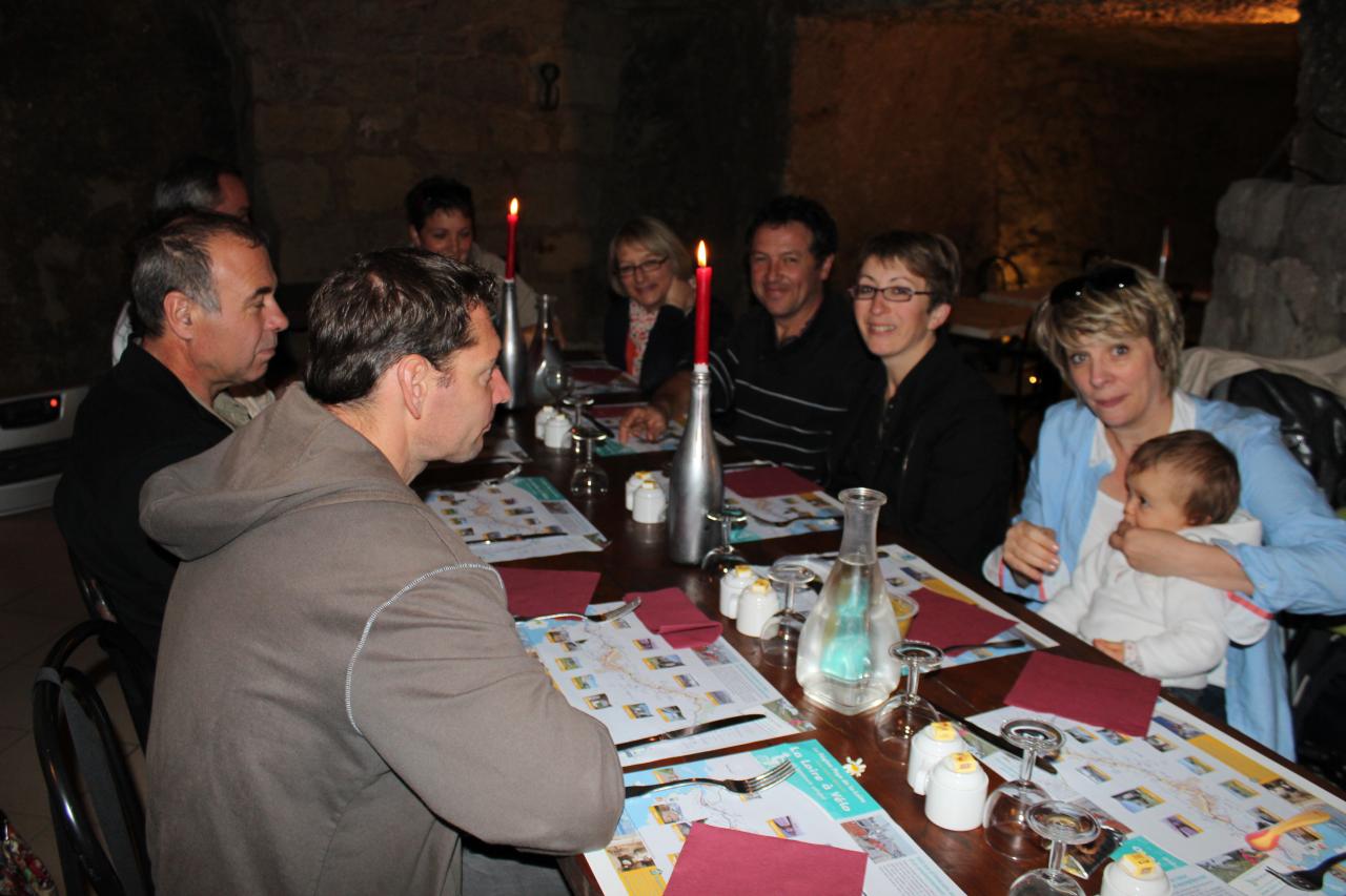 Un moment convivial dans un restaurant troglodyte (2012)