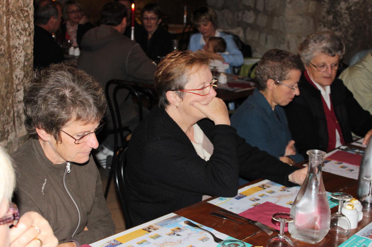 Un moment convivial dans un restaurant troglodyte (2012)