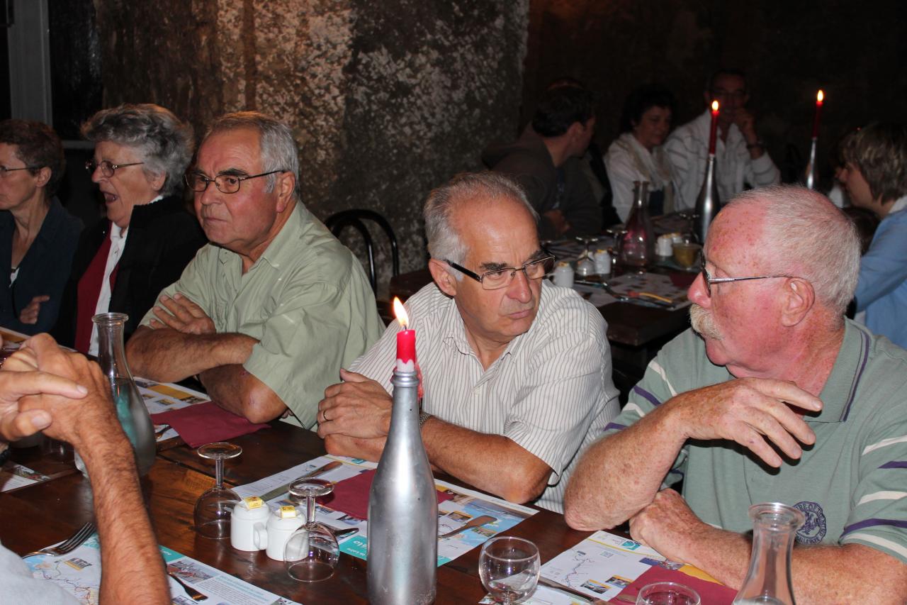 Un moment convivial dans un restaurant troglodyte (2012)