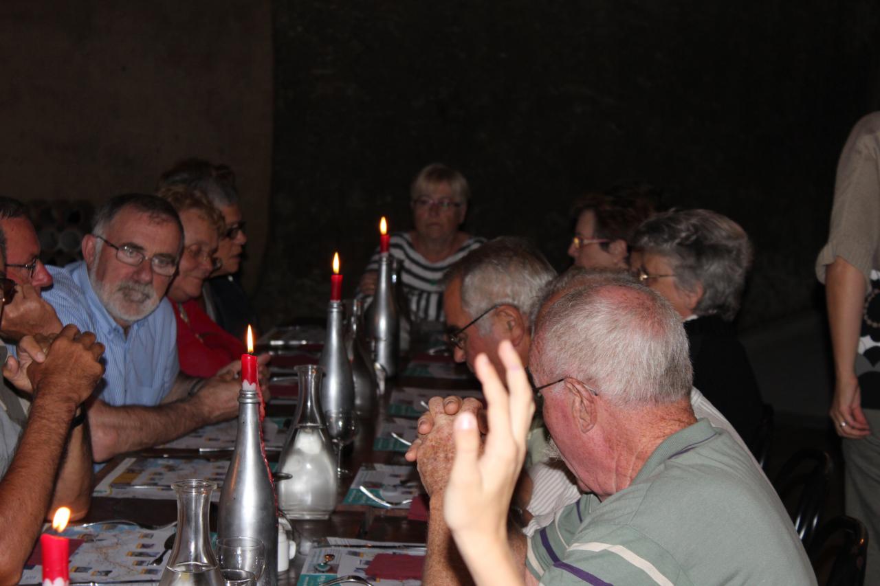 Un moment convivial dans un restaurant troglodyte (2012)