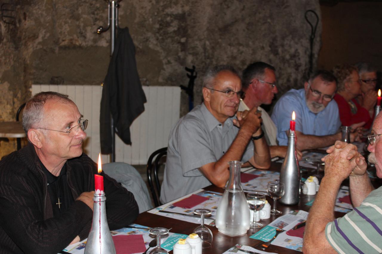 Un moment convivial dans un restaurant troglodyte (2012)